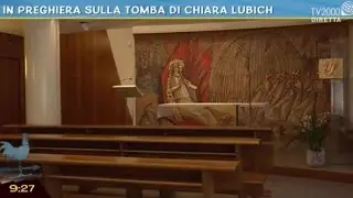 In preghiera sulla tomba di Chiara Lubich