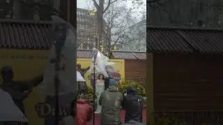 SRK and Kajol unveil their new statue in London 😍❤️ #srk #shahrukh #kajol