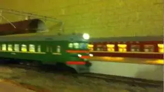 Отправление электропоезда Эр2-523 на макете