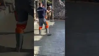15 cm de b&eacute;ton r&eacute;gl&eacute; &agrave; la mire laser
