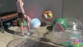 DA 079 Kicking beach balls