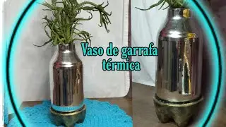 Vaso de planta com garrafa térmica