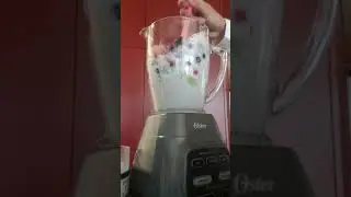 Oster Master Blender Smoothie Demonstration Kale Blueberries Strawberries Banana Apple Vanilla