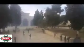 Israeli police and Palestinians clash at Jerusalem mosque