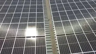 Parkeergarage met duurzaam dak van zonnepanelen