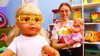 Vauvanuken pukemista ja lasten leikkejä vauvanukeilla - Baby Annabell -nukke