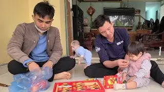 Tini the monkey, along with Dad and the baby, went to visit her grandparents.