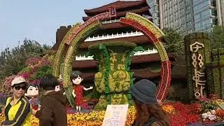 Китайские Скульптуры из Цветов у станции метро 
