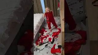 🤣 i-a furat costumul lui Mos Craciun #shorts #funny #christmas