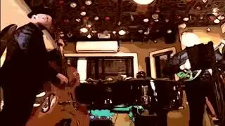 Duo Calvo plays &ldquo;Blue Bossa&rdquo; - Making jazz weird - Upright Bass w/ Guitar Pedals ⚡️