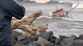 BARCO AFUNDA NA BOCA DA BARRA DO RIO ITAPOC&Uacute; EM BARRA VELHA SC