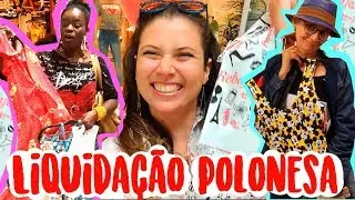 Liquidação de roupas de verão em um shopping na Polonia