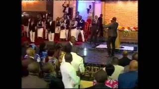 Pasteur Moise Mbiye - Il a reçu le nom (adoration)