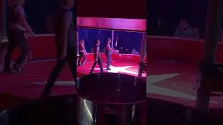 Premiere jonglerie chapiteau du cirque willia&rsquo;s