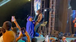 BEAUTIFUL LYDIA JAZMINE JOINS FIK FAMEICA LIVE ON STAGE WITH AKAMPEESA SONG