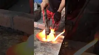 beginilah cara tukang pandai besi melobangi #blacksmith #fypreelsシ゚viralシ #UnitedStates #art
