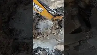 окапывает сваю #свая #экскаватор #стройка #repair #construction