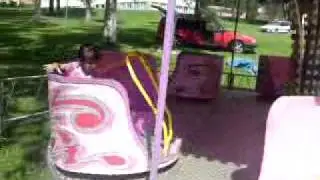 Lilla flickan Medina blir snurrig