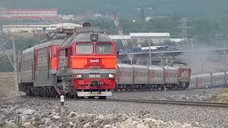 ДМ62, ЭП1 и ТЭП70БС с поездом Анапа &ndash; Мурманск на обходе разрушенного моста через реку Кола