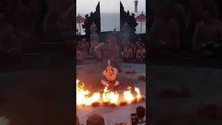 Aksi Hanoman di tengah Api yang berkobar| Tari Kecak Uluhwatu Bali
