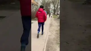 Джалухма бежит за прохожим 😅