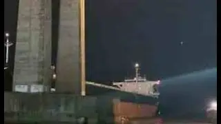 LA IMPACTANTE IMAGEN DEL BARCO QUE CHOCÓ CONTRA EL PUENTE DE ZÁRATE - BRAZO LARGO