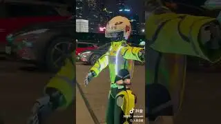 A traffic-control robot has begun duty in #Shanghai Bund.