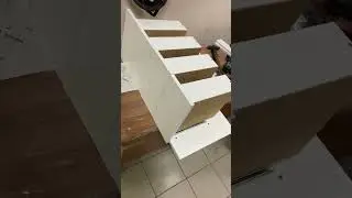Процесс сборки стола с выдвижными ящиками.  Производство и сборка мебели.