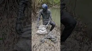 Pegando caranguejo para alguns clientes