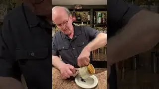 Молочный коктейль с кексом &laquo;Космический Орео&raquo; в кружке