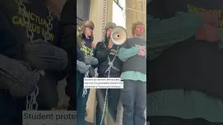 Студенты Университета Миннесоты приковали себя цепями к зданию в знак протеста против ICE (Иммигр...