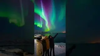 Туристы в Териберке наблюдают за северным сиянием
