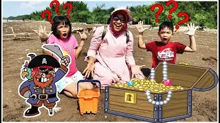 Hafiz and Aulia Pretend Play Found Hidden Treasure On Beach