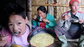 jungle family cooking noodles & eating together @junglefamilycooking