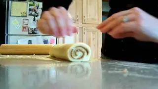 How to Cut Cinnamon Rolls