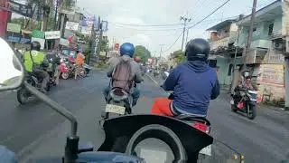 Saat hujan, memang unik unik perilaku pengendara, yang naik motor beda dari yang naik mobil gayanya