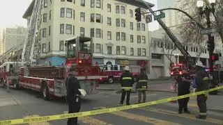 Apartment building fire displaces dozens in Oakland