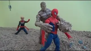 Spiderman in Sandman's Sand Pit Toys Play 스파이더맨, 샌드맨의 모래구덩이에 빠지다