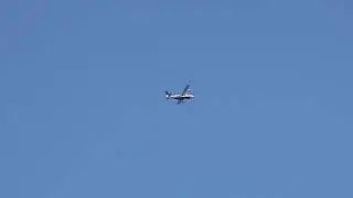 新潟上空を飛行するプロペラ機｜青空をバックにしたフライトシーン