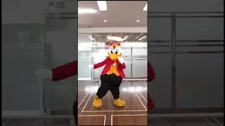 El pollo Frisby sabe c&oacute;mo es #pollo #bailando #chickenwings