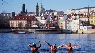 A Praga oltre 40 nuotatori sfidano le acque gelide della Moldava alla Three Kings Swim