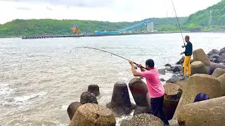 Crazy Monsoon Snapper Fishing from Ratnagiri Breakwater’s रत्नागिरी ब्रेकवॉटरमध्ये रॉड रील मासेमारी