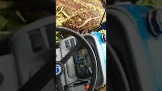 trator pequeno trabalhando no barro