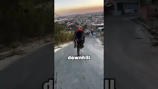 Одно колесо спускается с горы, и тут появляется машина! 😮🚴&zwj;♂️🚗