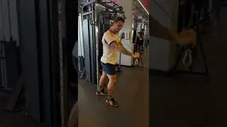 triceps polia cruzado sobre o ombro