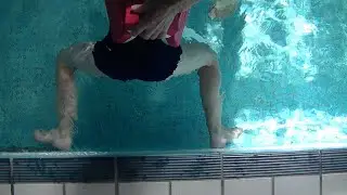 APPRENDRE LA BRASSE ET LE CISEAU DE JAMBES CHEZ L'ENFANT. PREMIERS GESTES DU NAGEUR DEBUTANT.