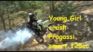 Девчонка уничтожает питбайк!!!. От перегрузок задымил двигатель!!!YoungGirl Video Moto Blog