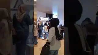 Tourists Love the Airwheel Intelligent Riding Suitcase at the Exhibition!
