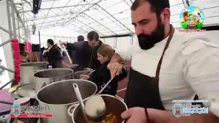 Oameni la aceeaşi masă de Ziua Internaţională a Asistenţei Sociale