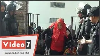 بالفيديو.. الشرطة تفتح ممرًا آمنًا لعمال وطالبات جامعة الأزهر